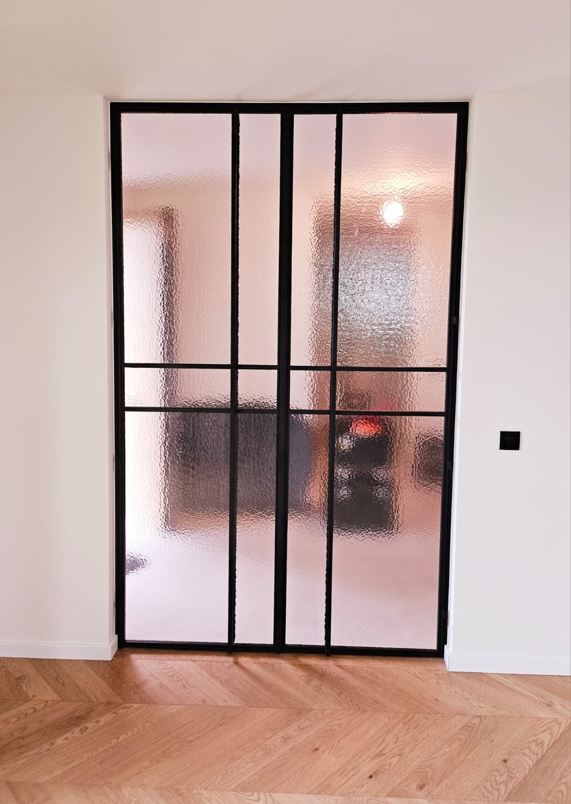Industrieel interieur met stalen deur