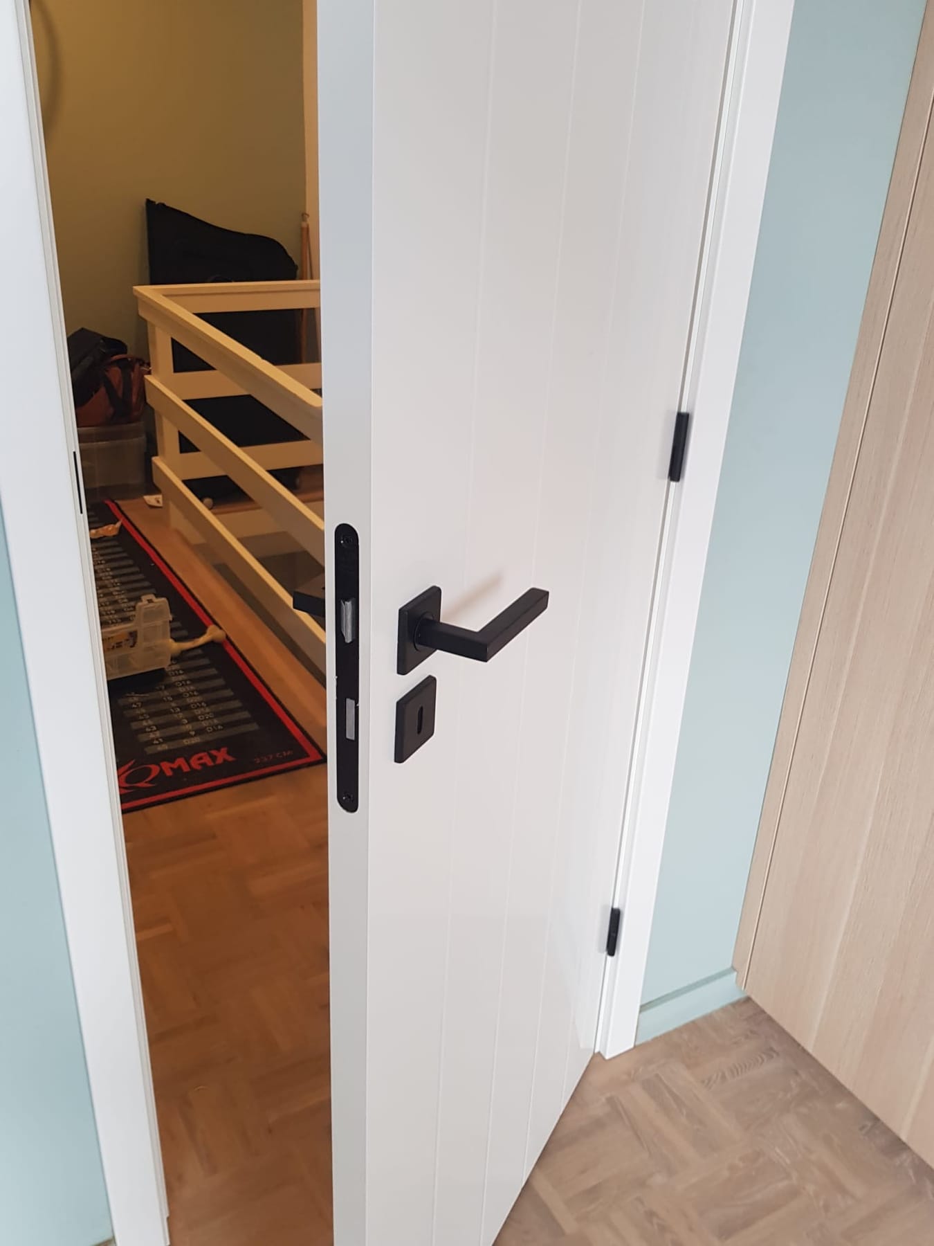 Witte superlak deur met verticale groeven in de slaapkamer